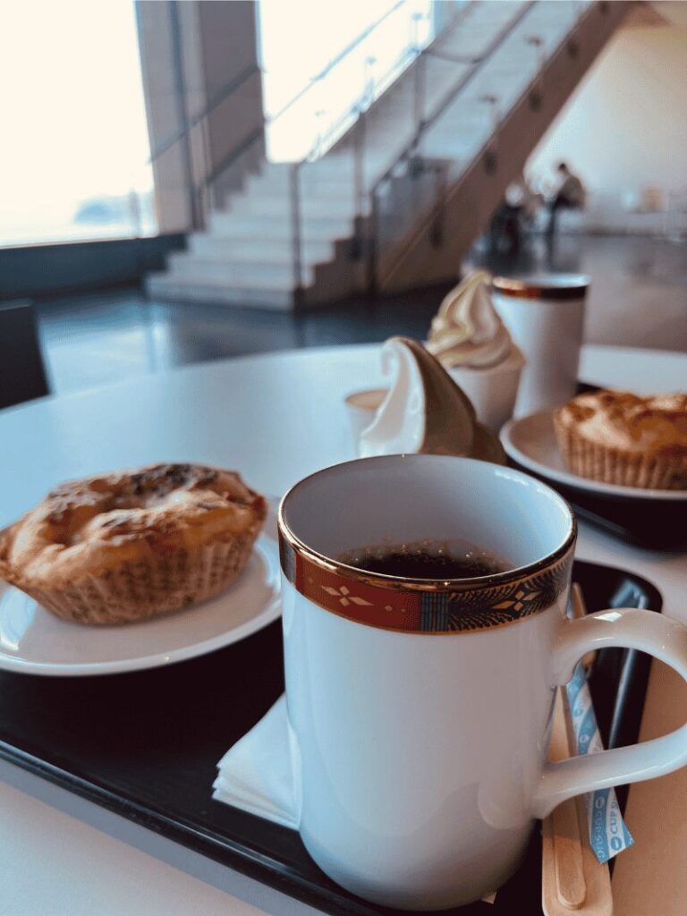 MOA美術館のカフェでいただいたコーヒーと軽食