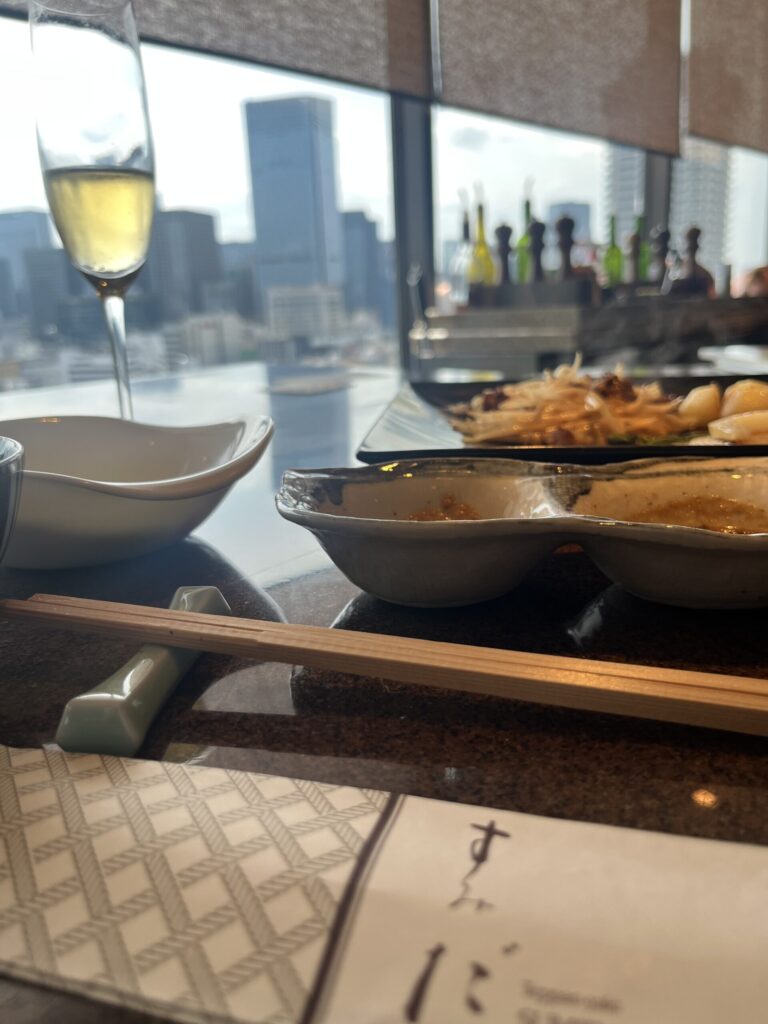 ホテルのレストランの窓際の席と料理