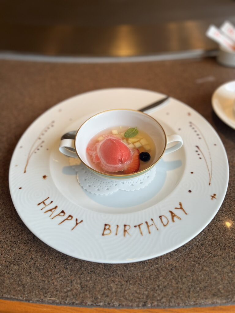 「HAPPY BIRTHDAY」と書かれた皿のデザート