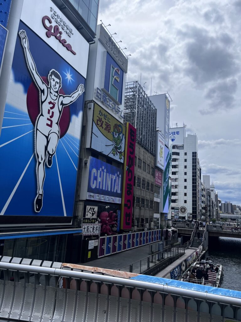 道頓堀の看板と街並み